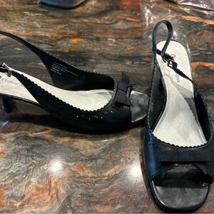 Cure Etienne Aigner low open toe heels